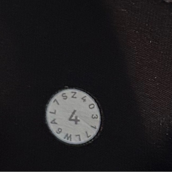 Lululemon Speed Up Crop (21")- Black/ Size 4 - Picture 9 of 10